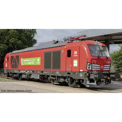 Roter Güterzug der DB Cargo steht auf einem Gleis. Aufschrift 'Dual-Power: Doppelte Antrieb, weniger CO₂'. Vor einem überdachten Bahnsteig.