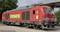 Ein roter Güterzug der Deutschen Bahn mit der Aufschrift 'DB Cargo' steht auf einem Gleis. Der Text auf der Seite erwähnt umweltfreundlichen Transport.
