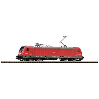 Eine rote Elektrolokomotive auf einem Gleis. Sie trägt das Logo einer Eisenbahngesellschaft und hat Stromabnehmer auf dem Dach.