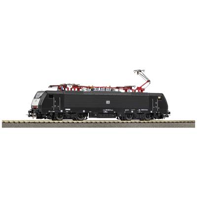 Eine schwarze Modelllokomotive mit rotem Stromabnehmer auf einem Gleisabschnitt, zeigt detaillierte technische Merkmale.