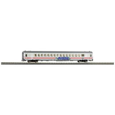 Ein Modell eines deutschen Intercity-Personenwagens auf einem Schienenstück, mit Graffiti an der Seite.