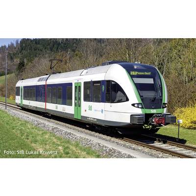 Ein moderner Regionalzug der Südostbayernbahn fährt auf einer ländlichen Strecke durch grüne Landschaft, mit Bäumen im Hintergrund.