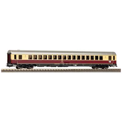 Ein creme-roter Personenwaggon steht auf einem Gleis. Der Waggon besitzt eine zweifarbige Lackierung und mehrere Fenster.