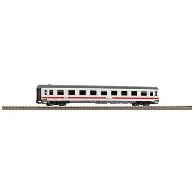 Ein Modellzugwagen der Spurweite HO, in weiß mit einem roten Streifen, steht auf einem Gleis. Das Modell zeigt ein typisches Reisezugdesign.