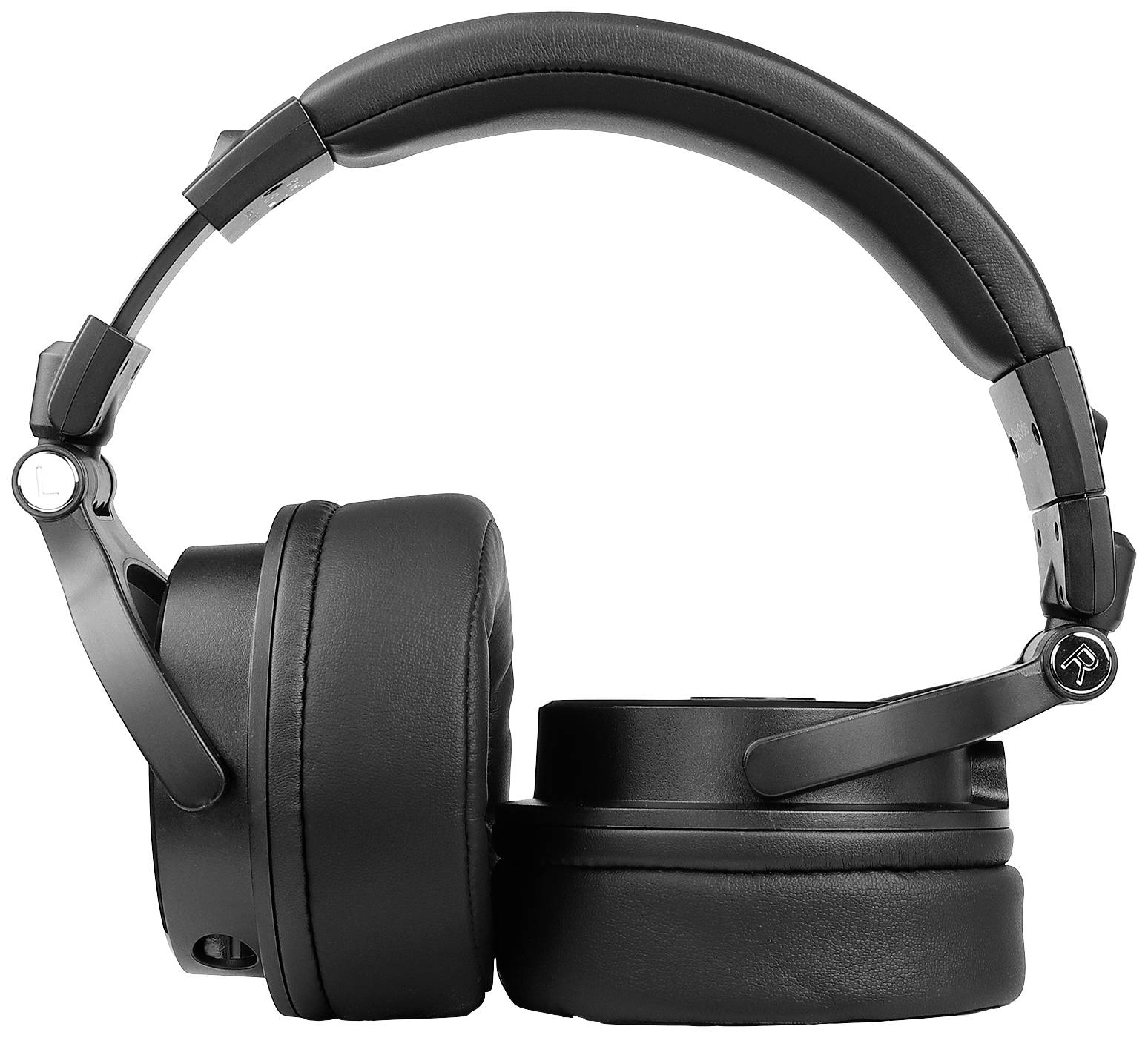 Schwarze Over-Ear-Kopfhörer mit gepolsterten Ohrmuscheln und verstellbarem Bügel, seitlich liegend auf einer weißen Fläche.