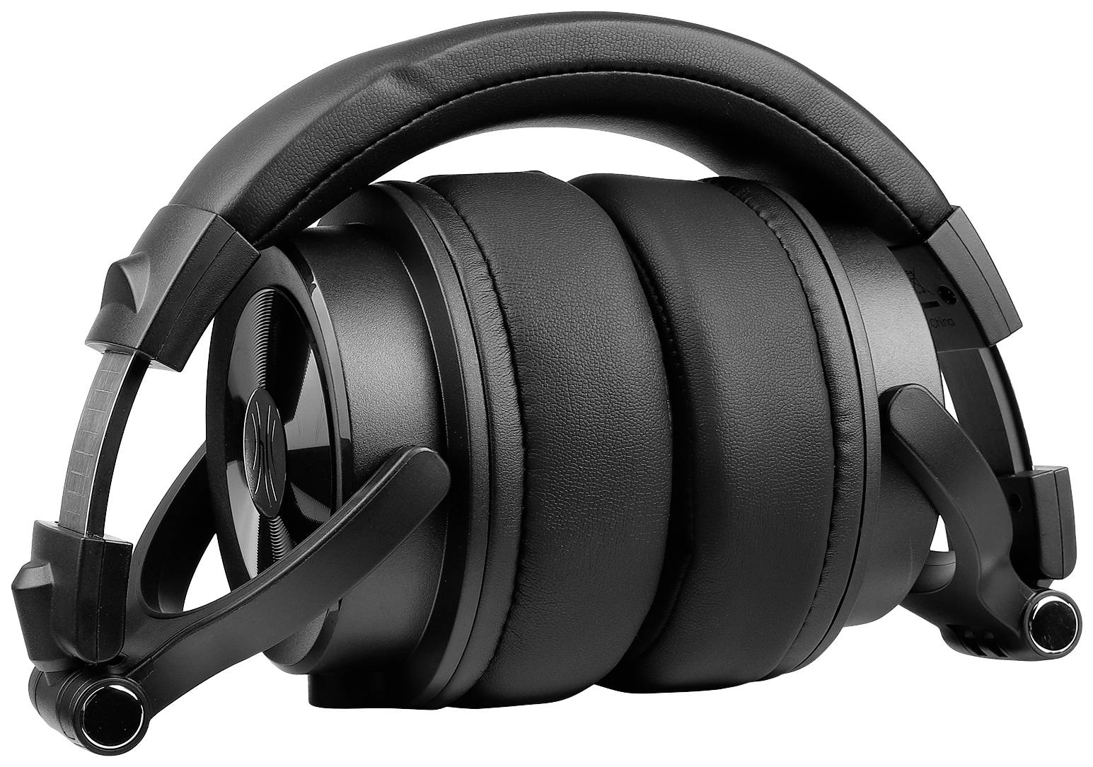 Schwarze, zusammenklappbare Over-Ear-Kopfhörer mit gepolstertem Kopfband und Ohrmuscheln auf weißem Hintergrund.