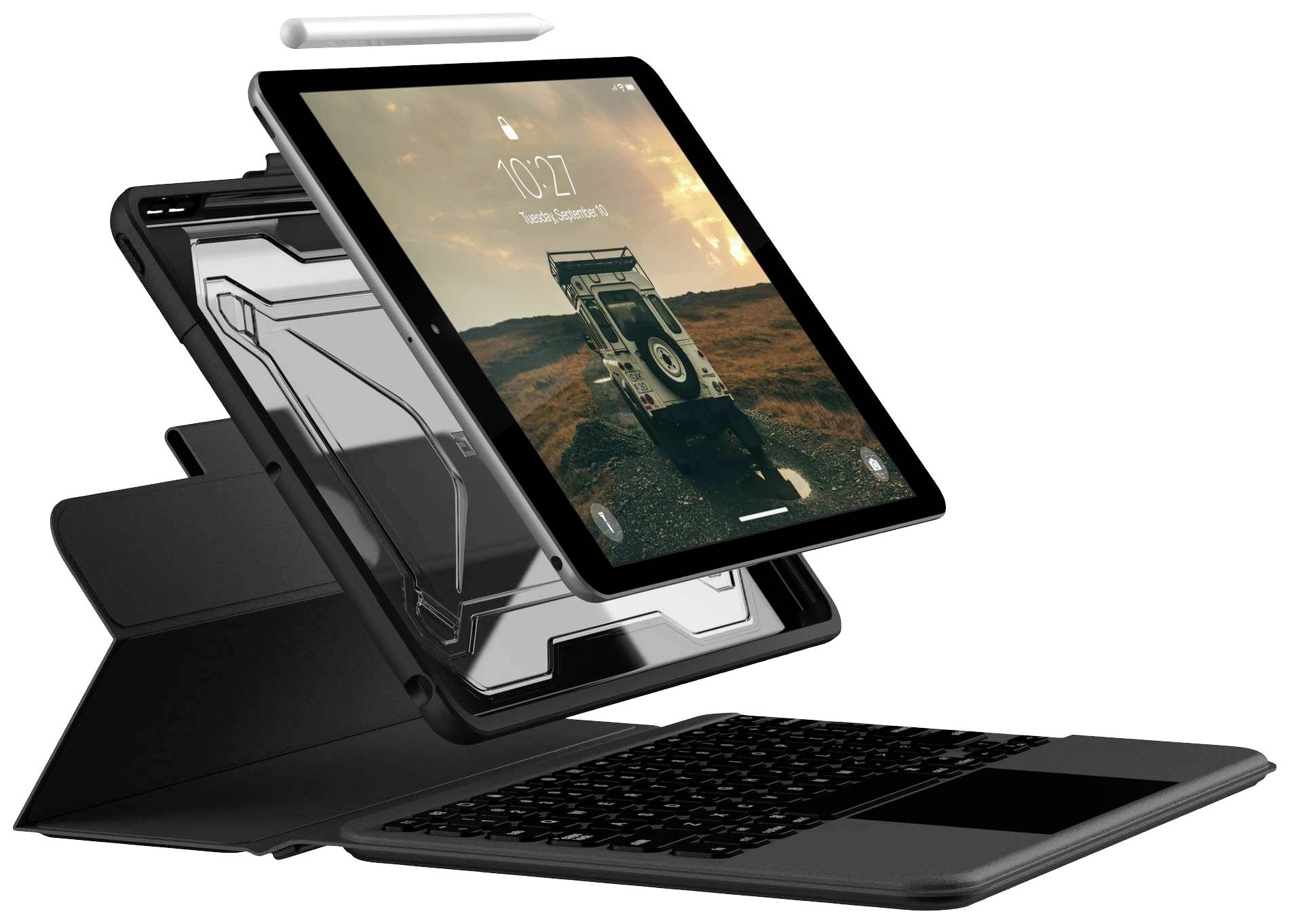 Tablet mit Tastatur und Stift. Der Bildschirm zeigt die Uhrzeit 10:27 und ein Auto auf einer Straße. Schutzhülle sichtbar.