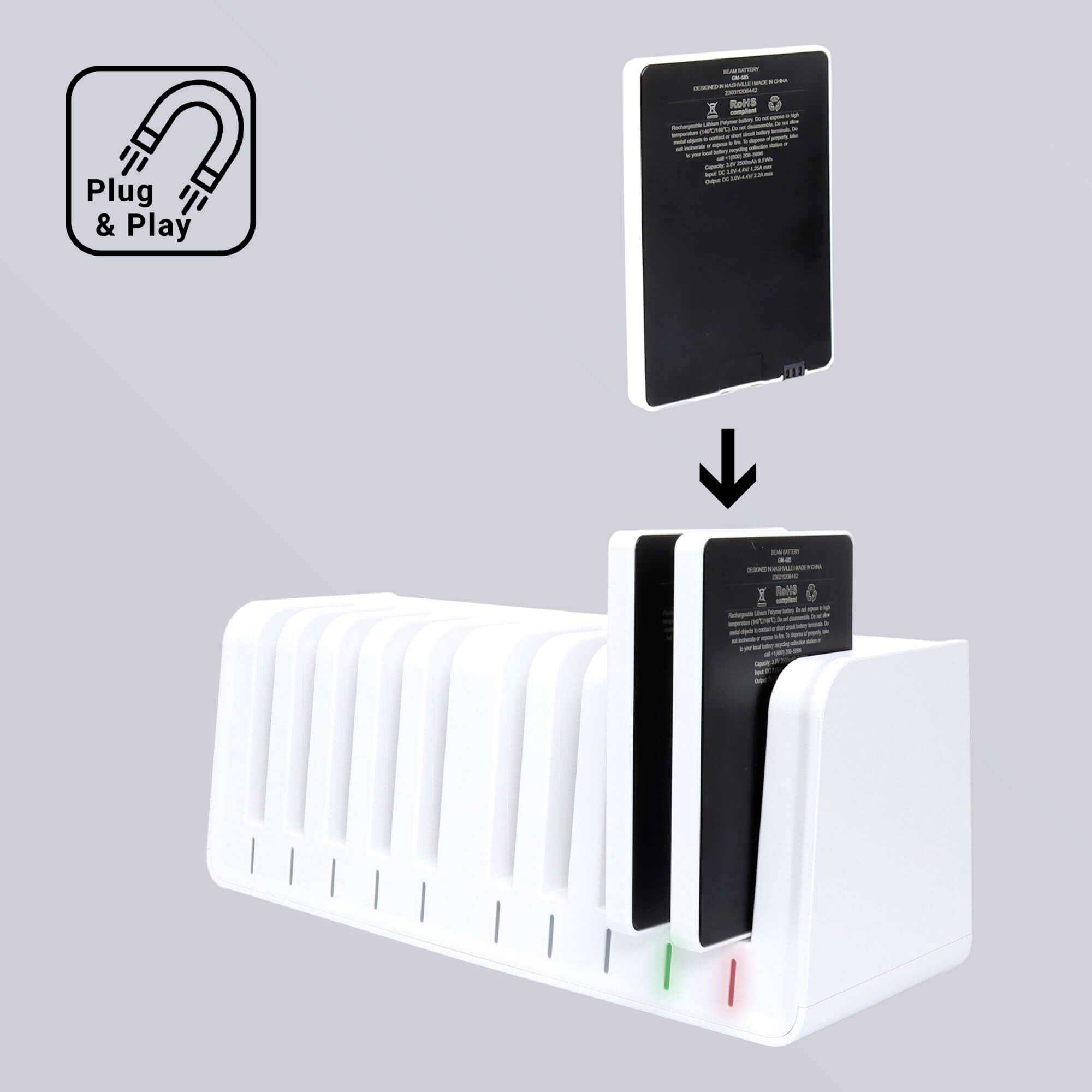 Ein weißes Ladestation-Dock mit mehreren Steckplätzen zum gleichzeitigen Aufladen von Geräten. Ein Gerät wird oben eingesteckt.