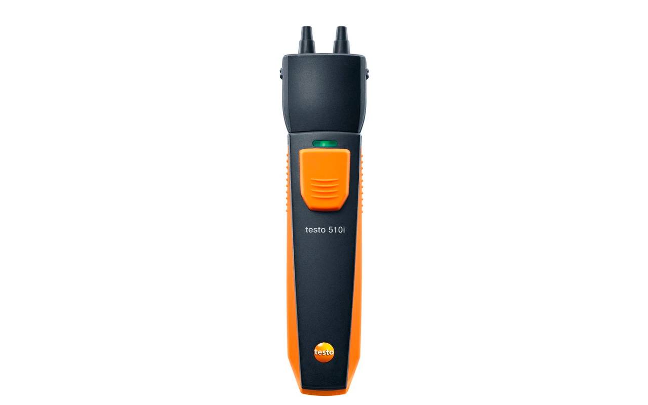 Digitales Manometer Testo 510i zur Messung von Druck. Schwarzes und orangenes Handgerät, kompakt und benutzerfreundlich.