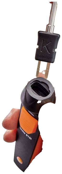 Ein Nahaufnahme einer schwarzen und orangefarbenen Halterung mit einer Hand, die einen Schlüssel einführt.