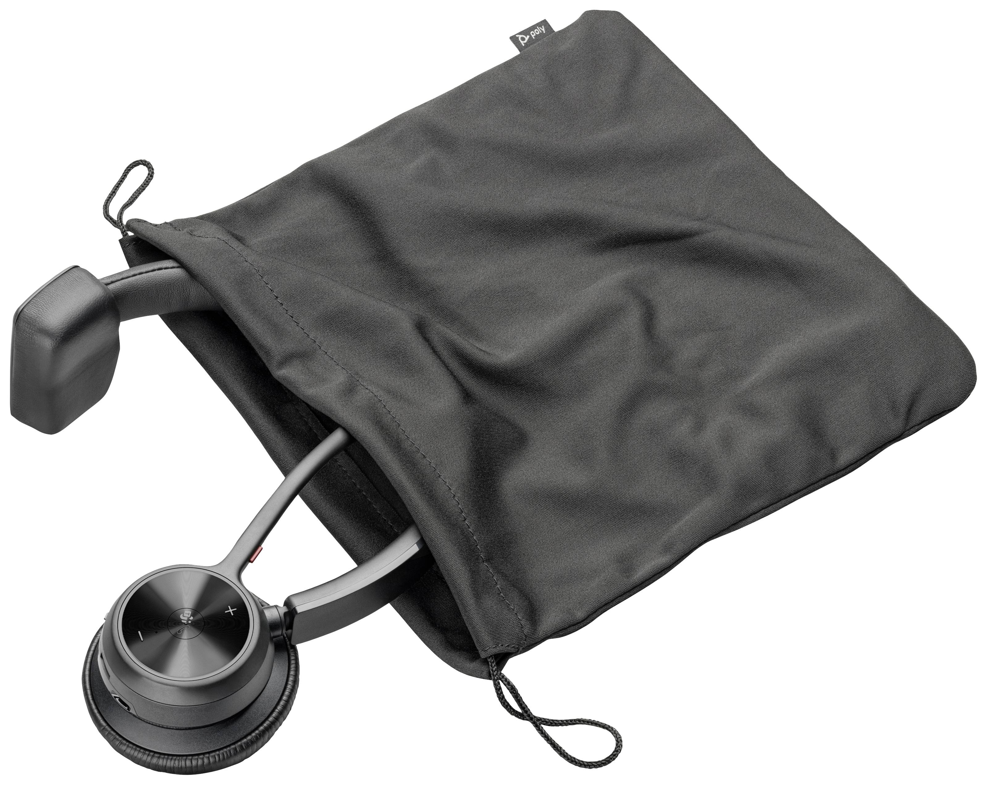 Schwarzes Headset mit Mikrofon, halb hineingesteckt in einen schwarzen Aufbewahrungsbeutel, auf einer neutralen Oberfläche liegend.