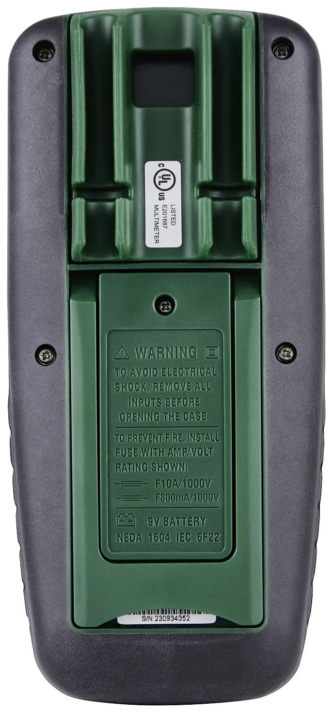 Die Rückseite eines elektronischen Geräts mit einem Batterie- und Sicherungsfach. Warnhinweise und technische Daten sichtbar.