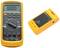 Multimeter und Isolationsprüfgerät in leuchtendem Orange, links das Multimeter mit Digitalanzeige und Drehknopf, rechts das Prüfgerät.