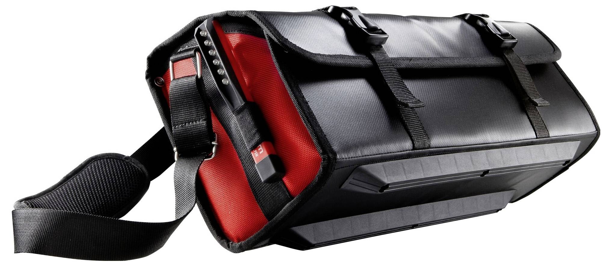 Schwarze und rote Schultertasche mit verstellbarem Gurt und Schnallenverschlüssen, auf einer Seite liegend.