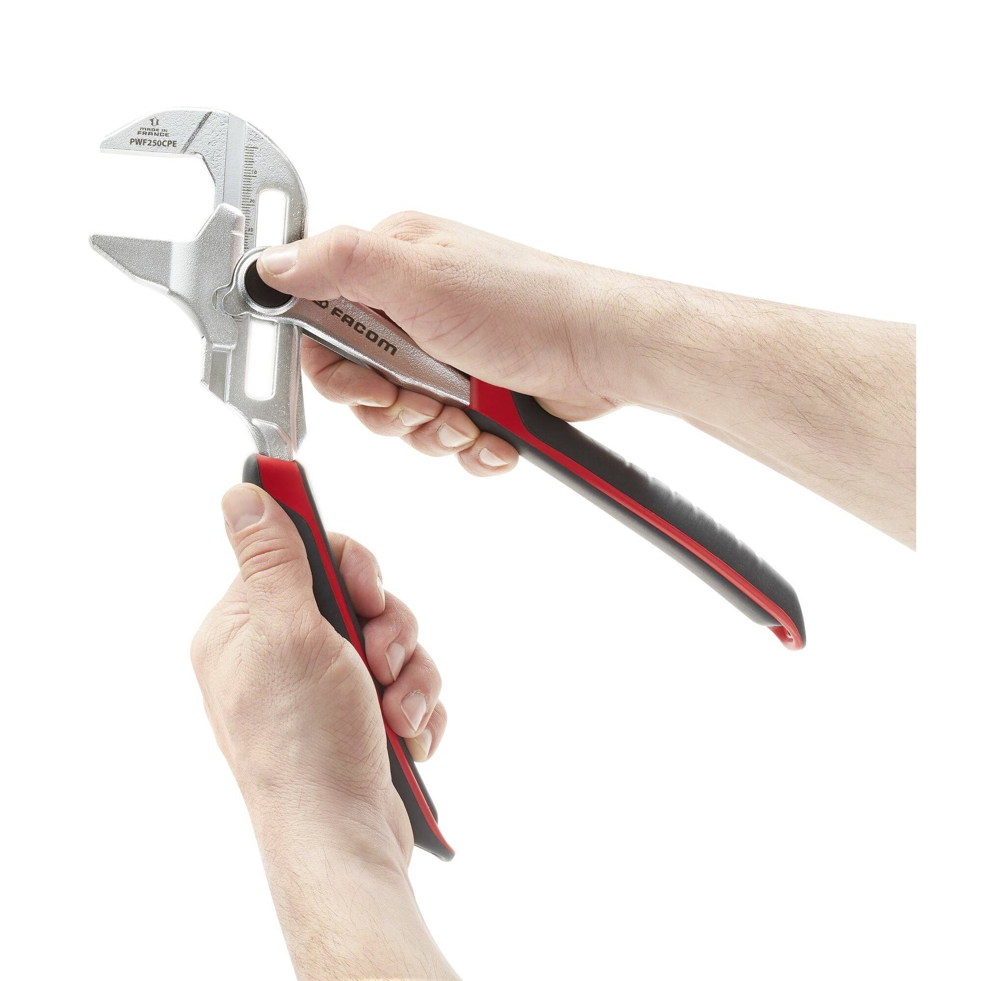 Zwei Hände halten eine verstellbare Zange mit rot-schwarzem Griff. Die Zange wird für mechanische Arbeiten verwendet.
