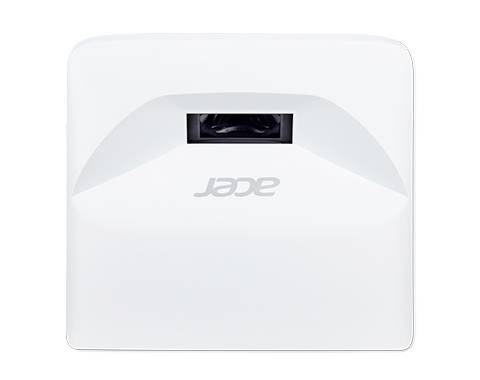 Ein weißer Projektor mit rechteckiger Form und einer schwarzen Linse in der Mitte, Markenname auf der Vorderseite sichtbar.