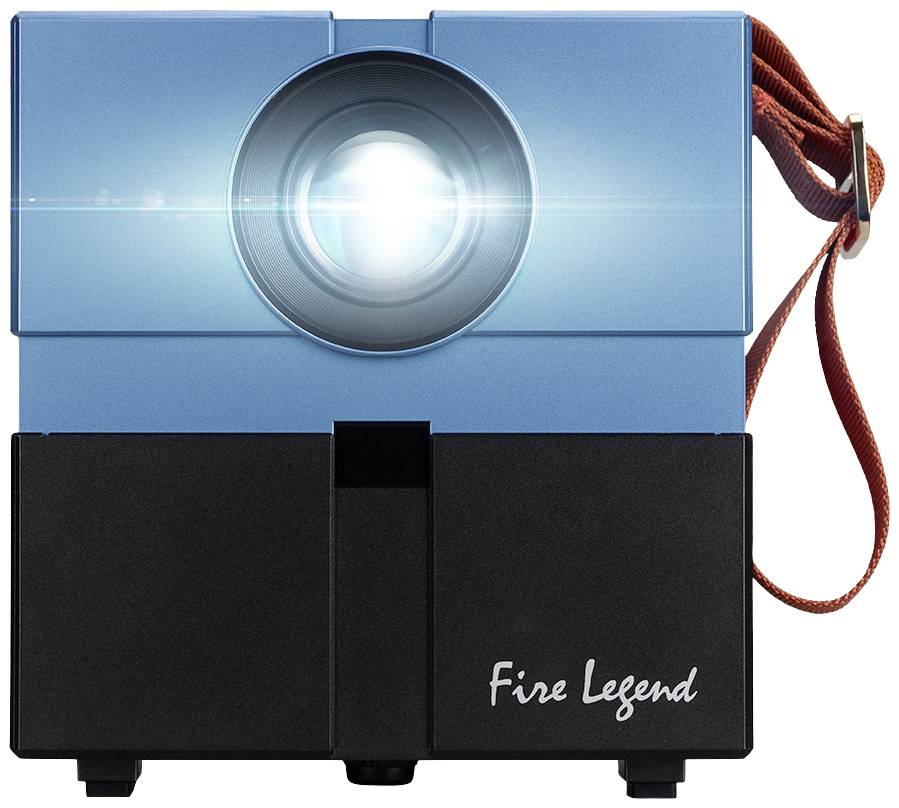 Ein blau-schwarzer Projektor mit einem leuchtenden Objektiv und der Aufschrift 'Fire Legend'. Rechts hängt ein rotes Trageband.