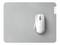 Weiße kabellose Maus auf einem grauen Mauspad, minimalistisches Design von Razer.