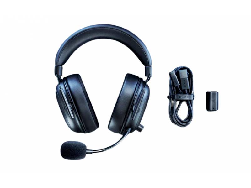 Schwarzes Gaming-Headset mit Mikrofon, USB-Kabel und kleinem Adapter auf weißem Hintergrund. Ideal für PC- oder Konsolenspiele.