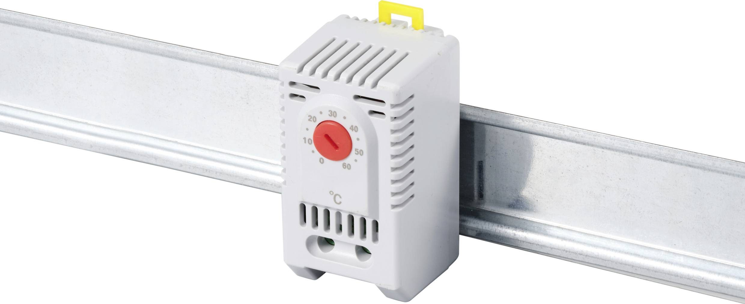 Ein kleiner, weißer Thermostat mit einem roten Einstellrad ist an einer Metallschiene befestigt. Es zeigt Temperaturregulierung.