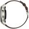 Ansicht einer Smartwatch von der Seite mit einem braunen Lederarmband und silbernem Gehäuse.