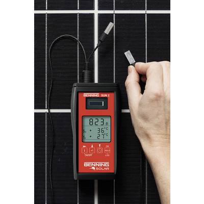 Ein Handmessgerät für Solaranlagen zeigt 823 W/m², 36°C und 27°C an. Es ist auf ein Solarpanel geklemmt. Eine Hand hält einen Sensor.
