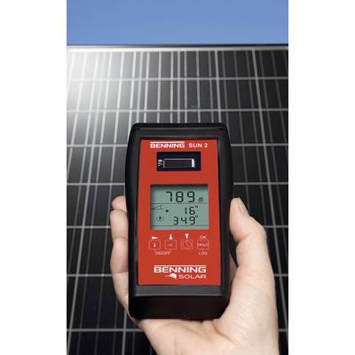 Eine Hand hält ein Solarmessgerät vor einem Solarpanel. Das Display zeigt 789 W/m².