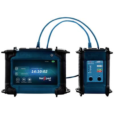 Zwei Netzwerk-Testgeräte verbunden durch ein blaues Kabel. Linkes Gerät zeigt ein Display mit Datum, Uhrzeit und 'NetXpert XG'.
