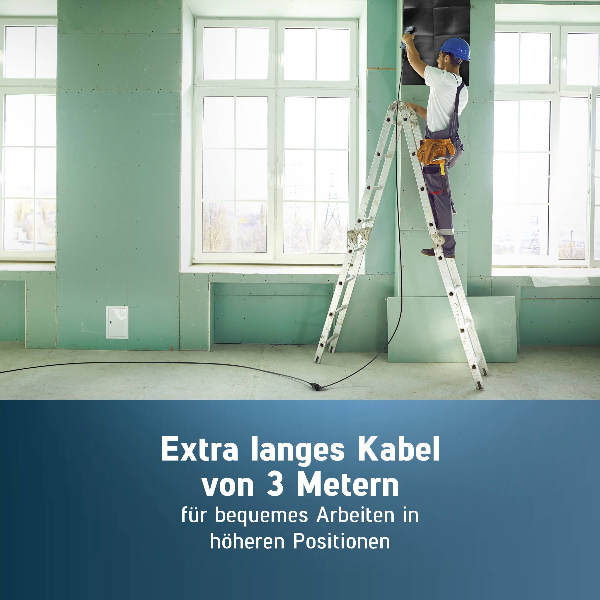 Ein Bauarbeiter auf einer Leiter fixiert ein langes Kabel an der Decke. Text: 'Extra langes Kabel von 3 Metern für bequemes Arbeiten in höheren Positionen'.