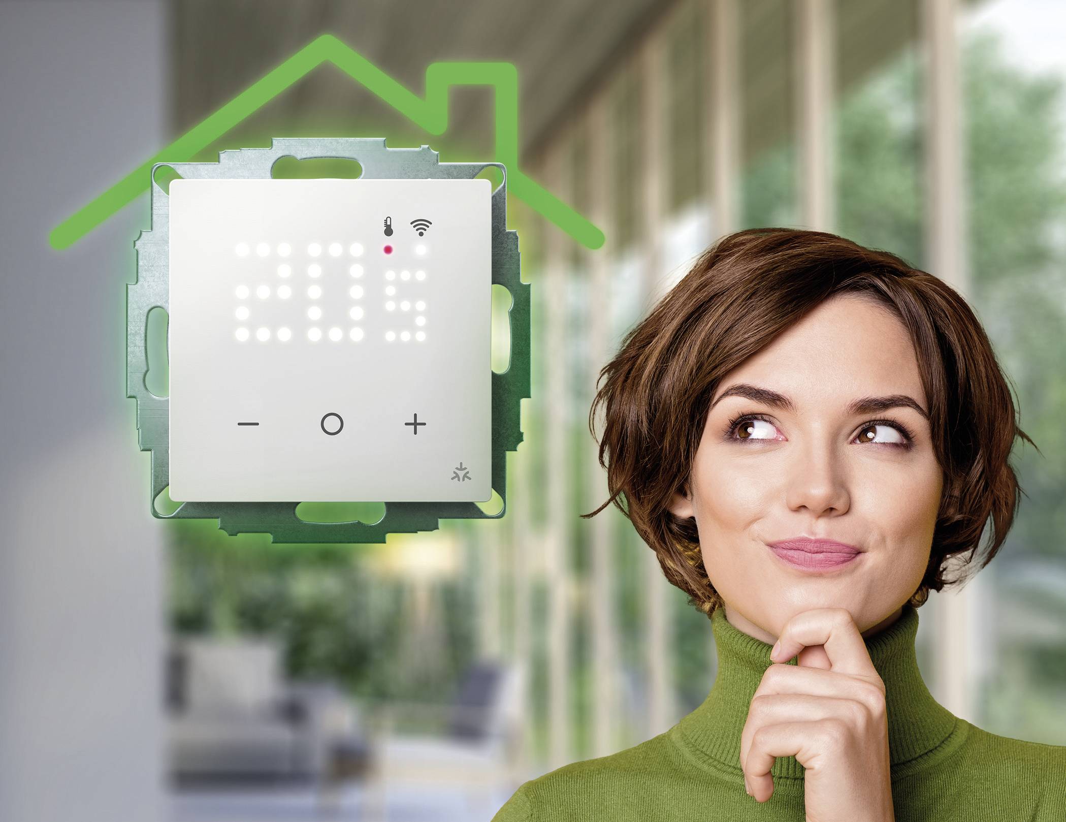 Eine Frau blickt auf ein Smart-Home-Display, das '20° C' anzeigt, mit einem grünen Haus-Symbol darüber, in einem modernen Raum.