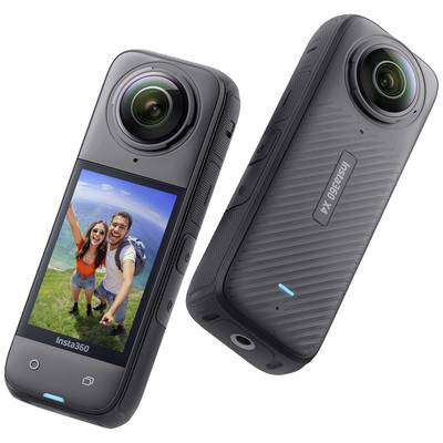 Zwei schwarze 360-Grad-Kameras, eine frontal mit Bildschirm, die Selfie von zwei lächelnden Personen auf Wiese zeigt, andere schräg.