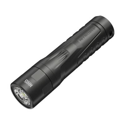 Eine schwarze Taschenlampe, markiert mit 'MH15', liegt horizontal. Die Oberfläche ist gerippt für besseren Halt.
