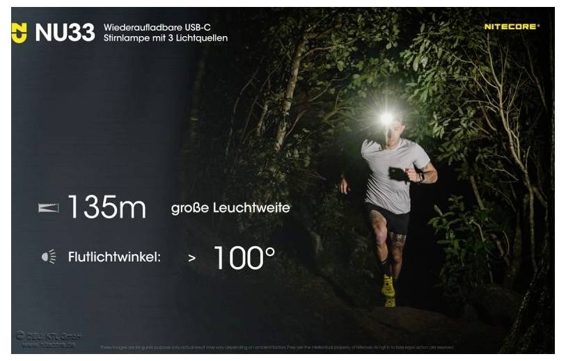 Eine Person läuft nachts im Wald mit einer Stirnlampe. Text betont Leuchtweite von 135m und einen Flutlichtwinkel von über 100°.