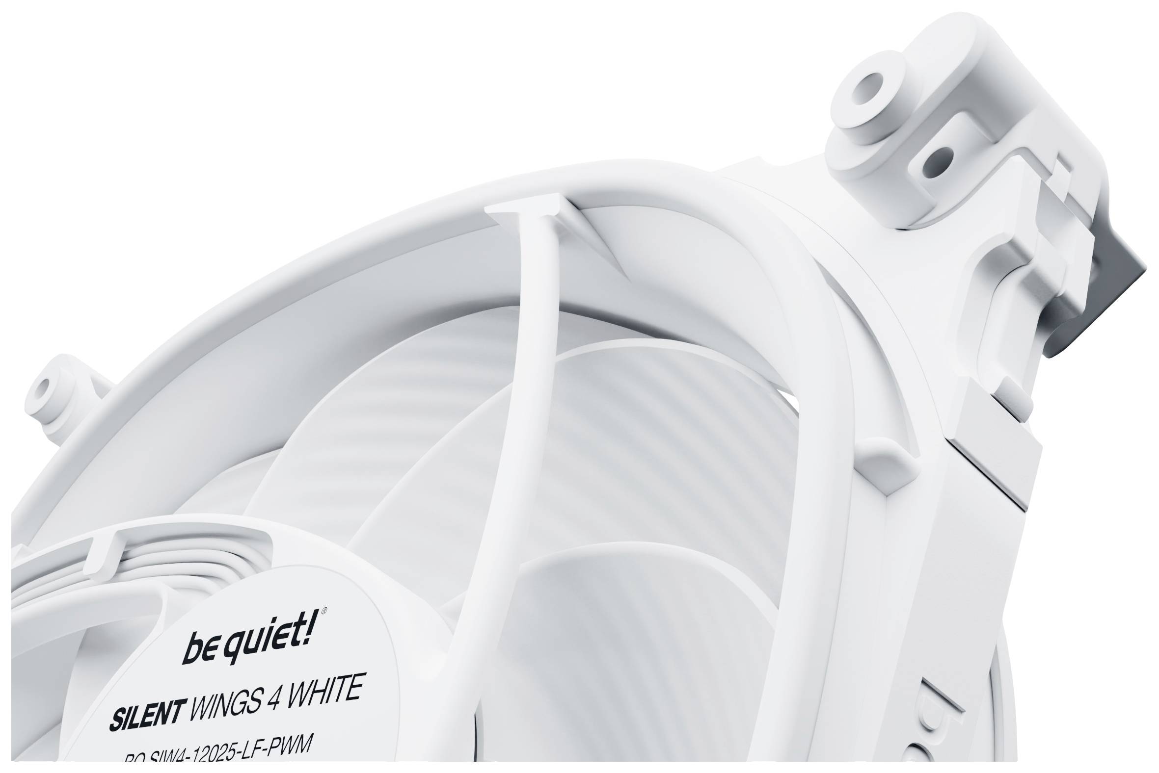 Ein weißer Computergehäuselüfter mit der Aufschrift 'be quiet! Silent Wings 4 White', zeigt ein elegantes Design mit glatter Oberfläche.