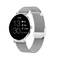 Smartwatch mit silbernem Metallarmband zeigt auf dem Display die Uhrzeit 13:30, Herzfrequenz 85, Kalorien 650, Schritte 14.650 an, Datum 26.08.