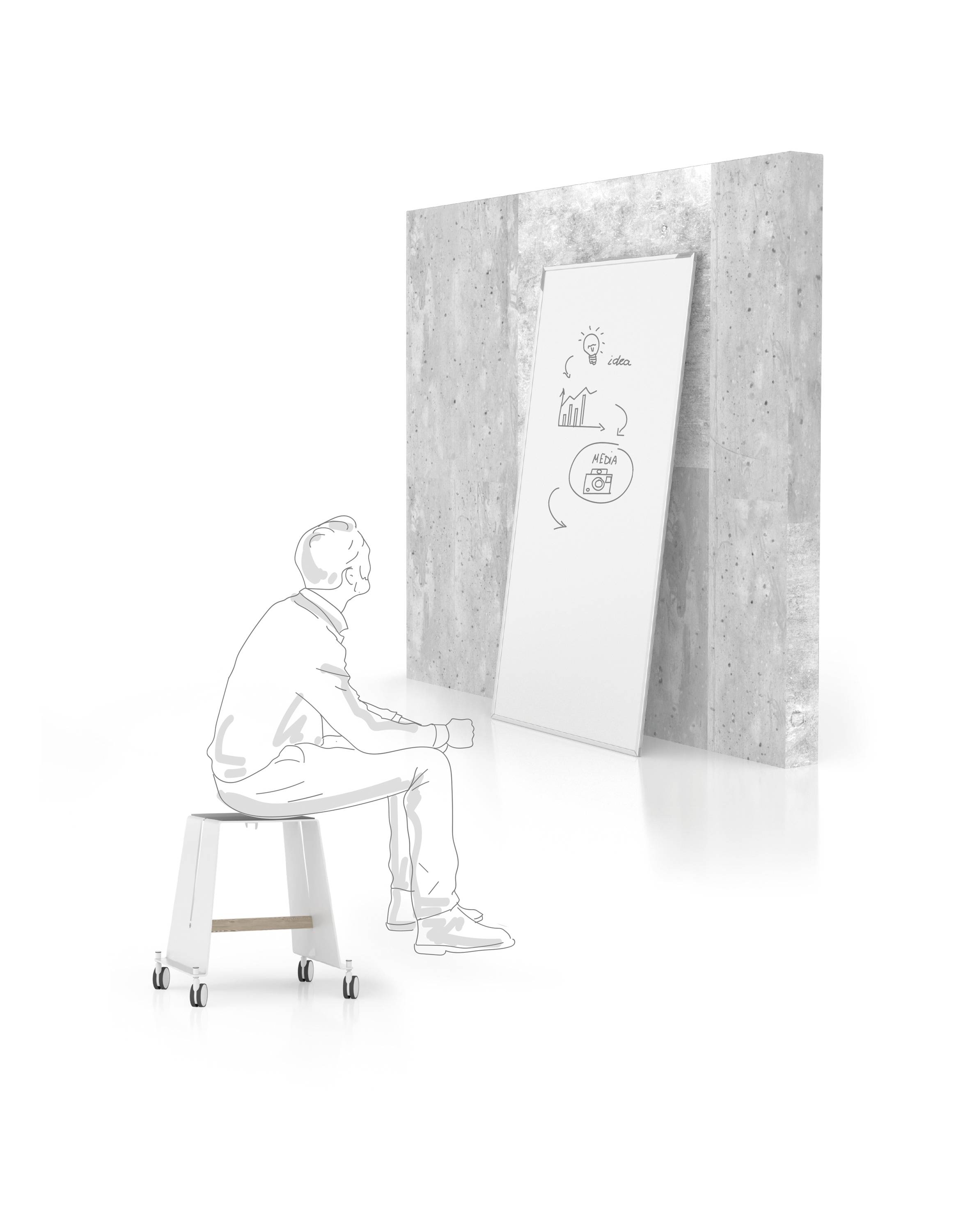 Eine Person sitzt auf einem Hocker und betrachtet eine Tafel mit Skizzen von Diagrammen, einer Sonne und einer Uhr.