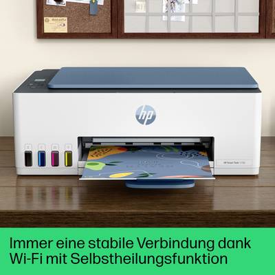 Ein Drucker steht auf einem Tisch. Ein Blatt mit buntem Design wird gedruckt. An der Wand dahinter hängen Pinnwände.
