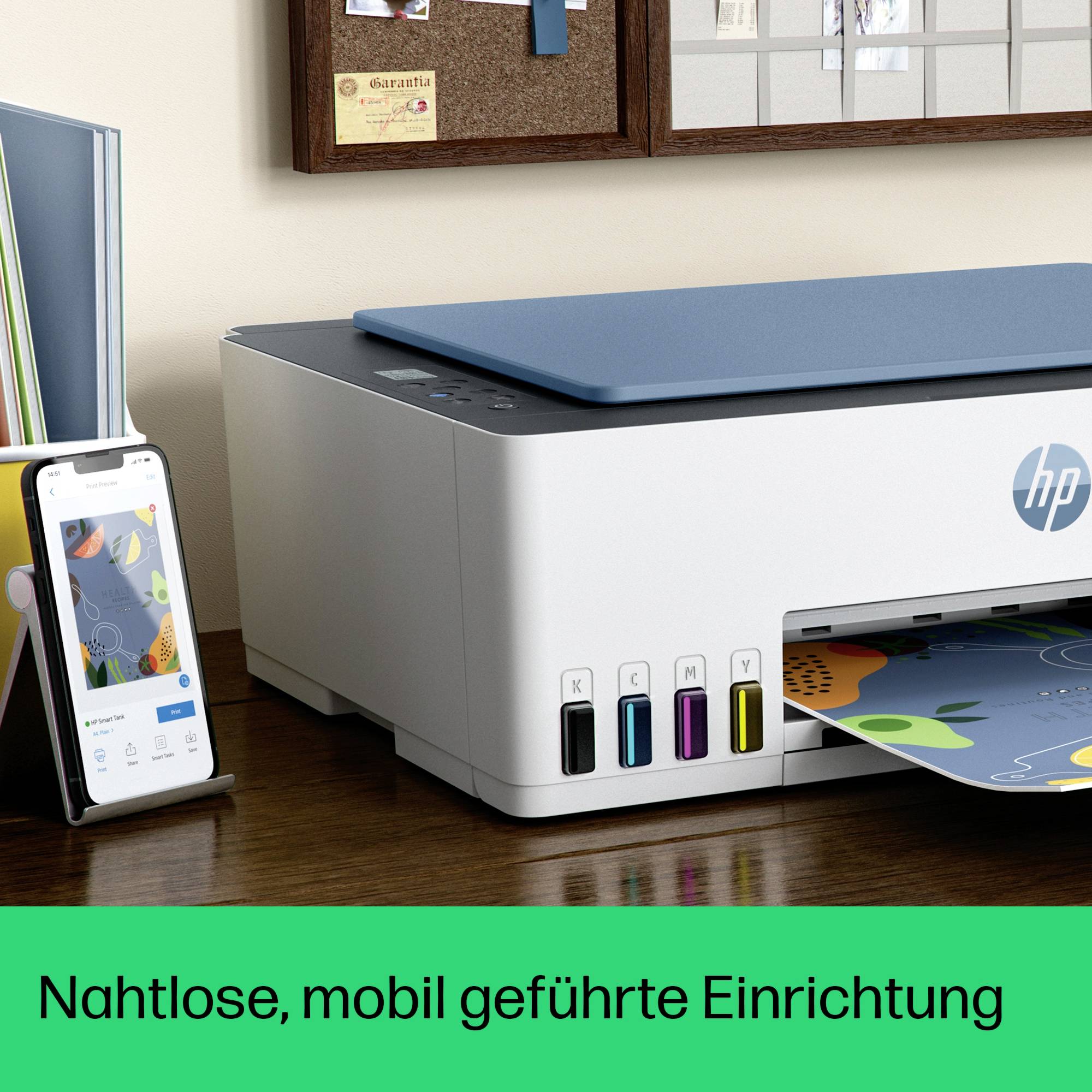 Ein Drucker druckt ein buntes Blatt Papier aus. Daneben steht ein Smartphone mit einer Drucker-App.