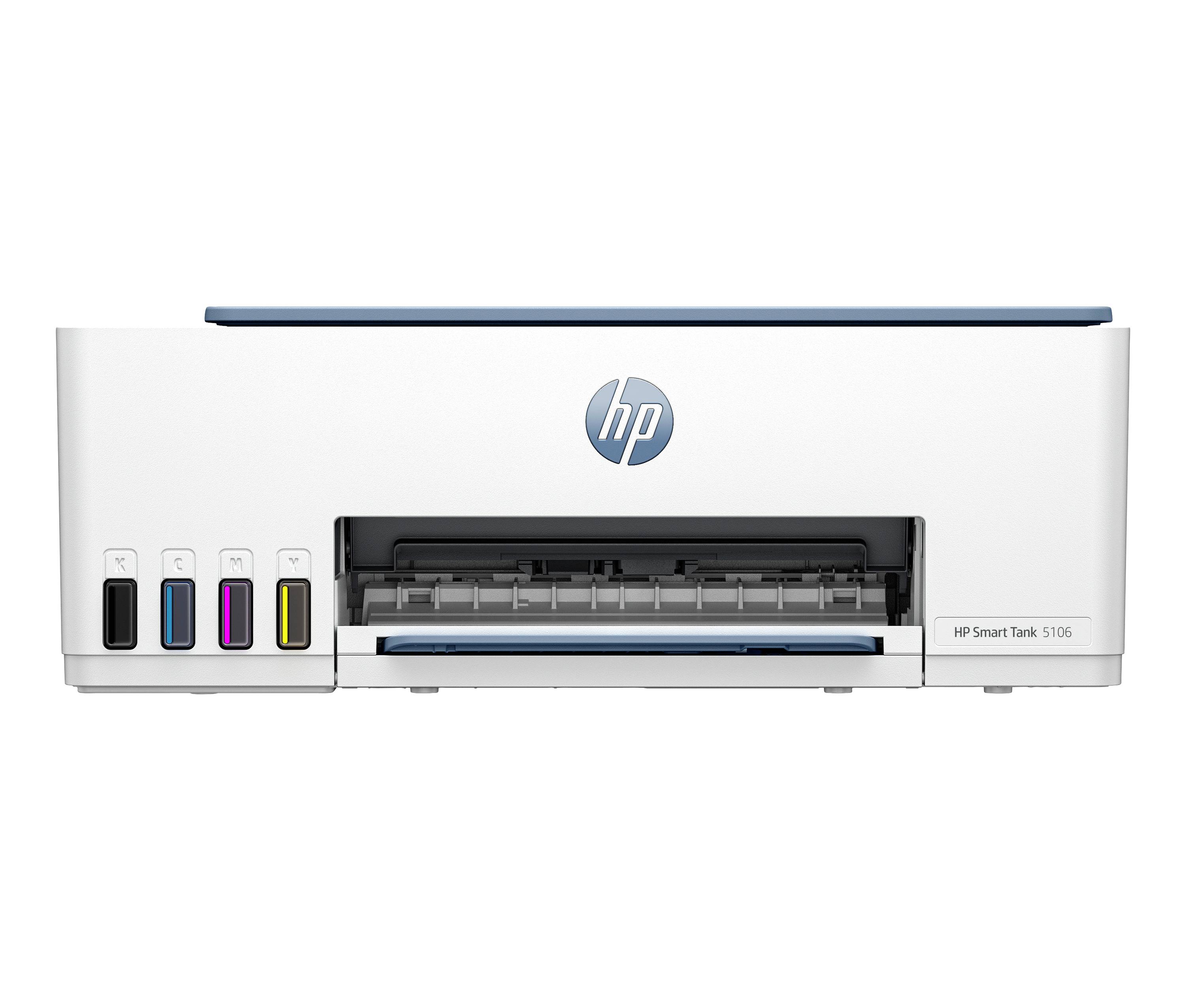 Frontansicht eines HP Smart Tank 5106 Tintenstrahldruckers mit sichtbaren nachfüllbaren Tintentanks und Papierfach.