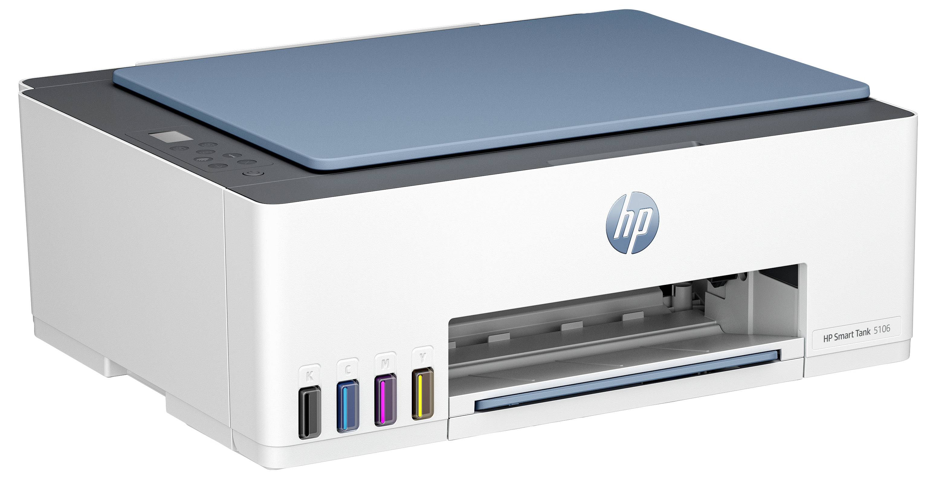 Weißer HP Smart Tank Drucker mit blauem Oberfeldpanel und sichtbaren vorderen Tintenentanks, in Dreiviertelansicht auf weißem Hintergrund dargestellt.