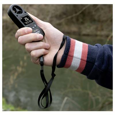 Hand hält ein tragbares digitales Anemometer im Freien, das auf dem Display eine Windgeschwindigkeit von 2,6 anzeigt.
