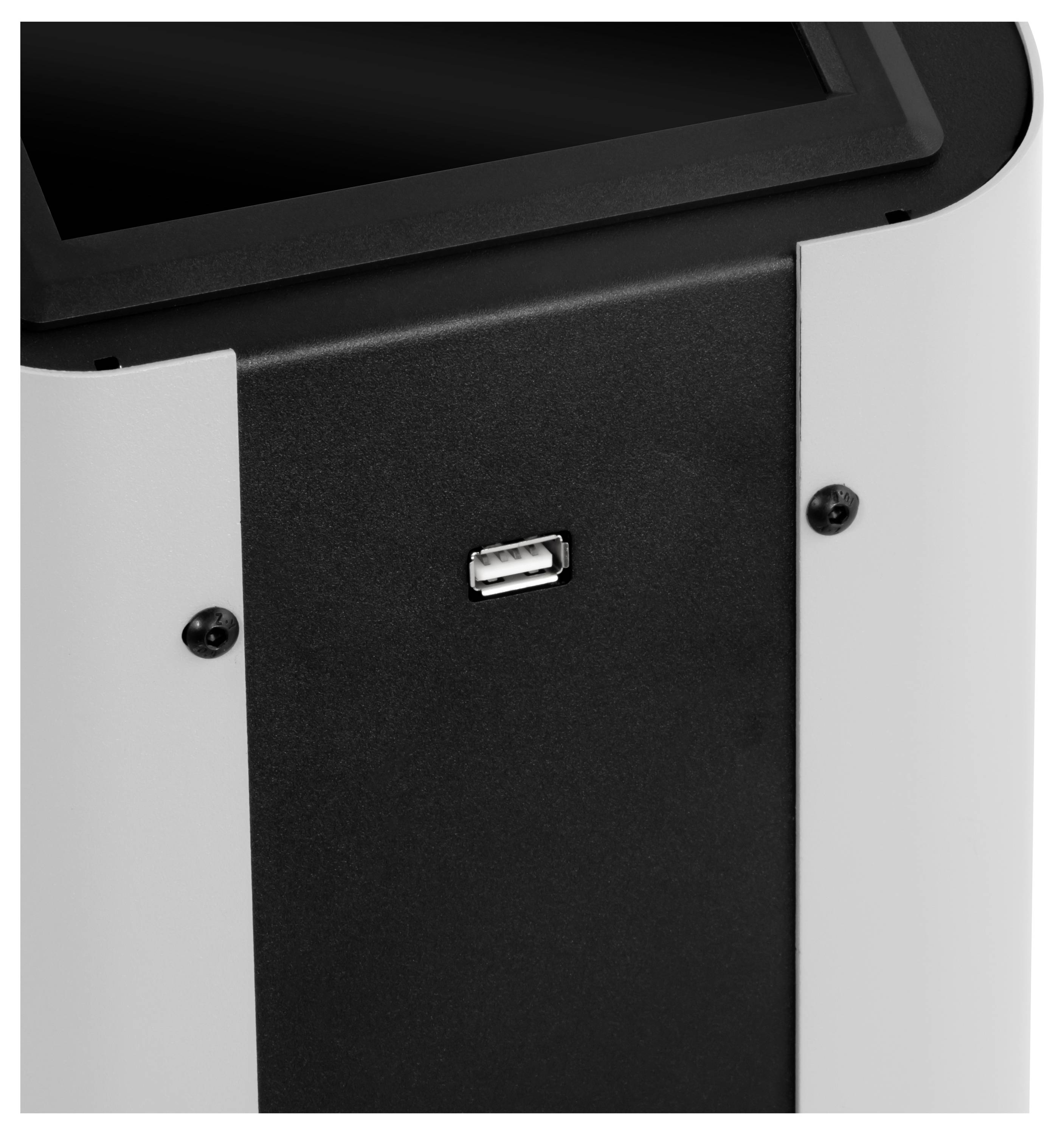 Nahaufnahme einer Gerätevorderseite mit einem zentrierten USB-Anschluss zwischen zwei hellgrauen Seitenpaneelen und schwarzem Gehäuse.