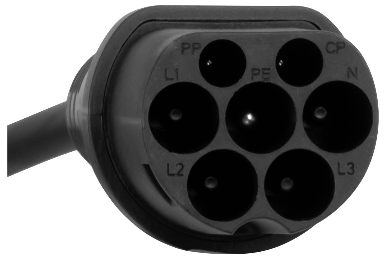Nahaufnahme eines schwarzen Steckers zum Laden eines Elektrofahrzeugs mit sieben Stiftkontakten, gekennzeichnet mit PP, CP, L1, N, L2, PE und L3.