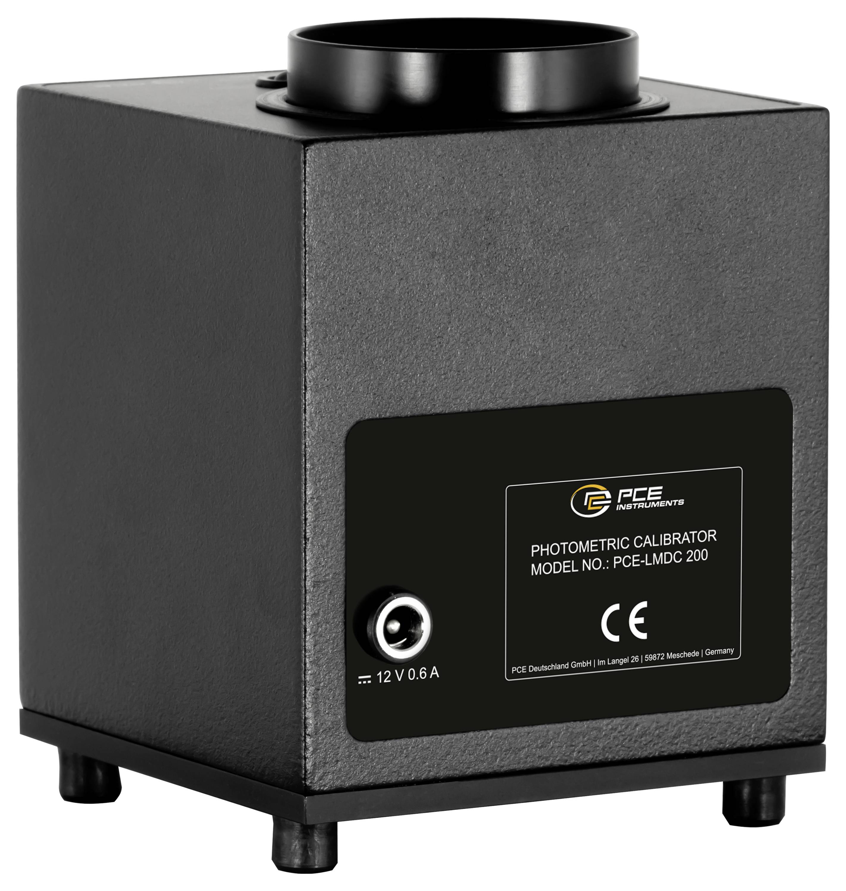 Schwarze photometrische Kalibrierbox mit obenem kreisförmigem Öffnung, gekennzeichnet mit „PCE Photometric Calibrator Model No. PCE-LMDC 200" und 12V 0,6A Eingangsanschluss.