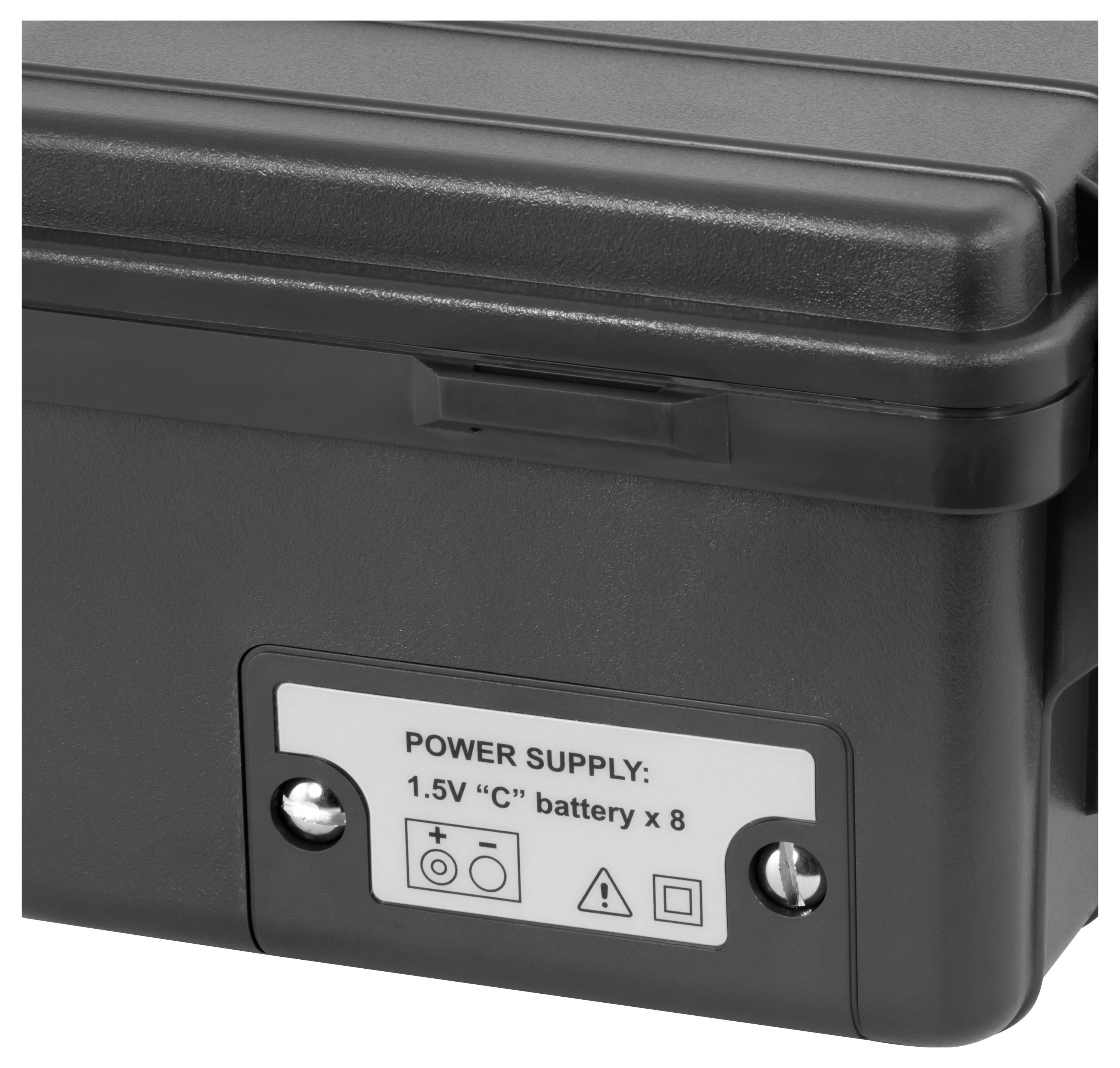 Ein schwarzes Gehäuse mit einem Etikett: 'Stromversorgung: 1,5V "C" Batterie x 8' und Symbolen für Plus, Minus, Warnung und Sicherheit.