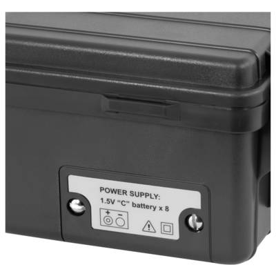 Nahaufnahme eines schwarzen Geräte-Batteriefachs mit der Aufschrift „STROMVERSORGUNG: 1,5-V-Batterie Typ „C" x 8" mit Polaritäts- und Warnsymbolen.