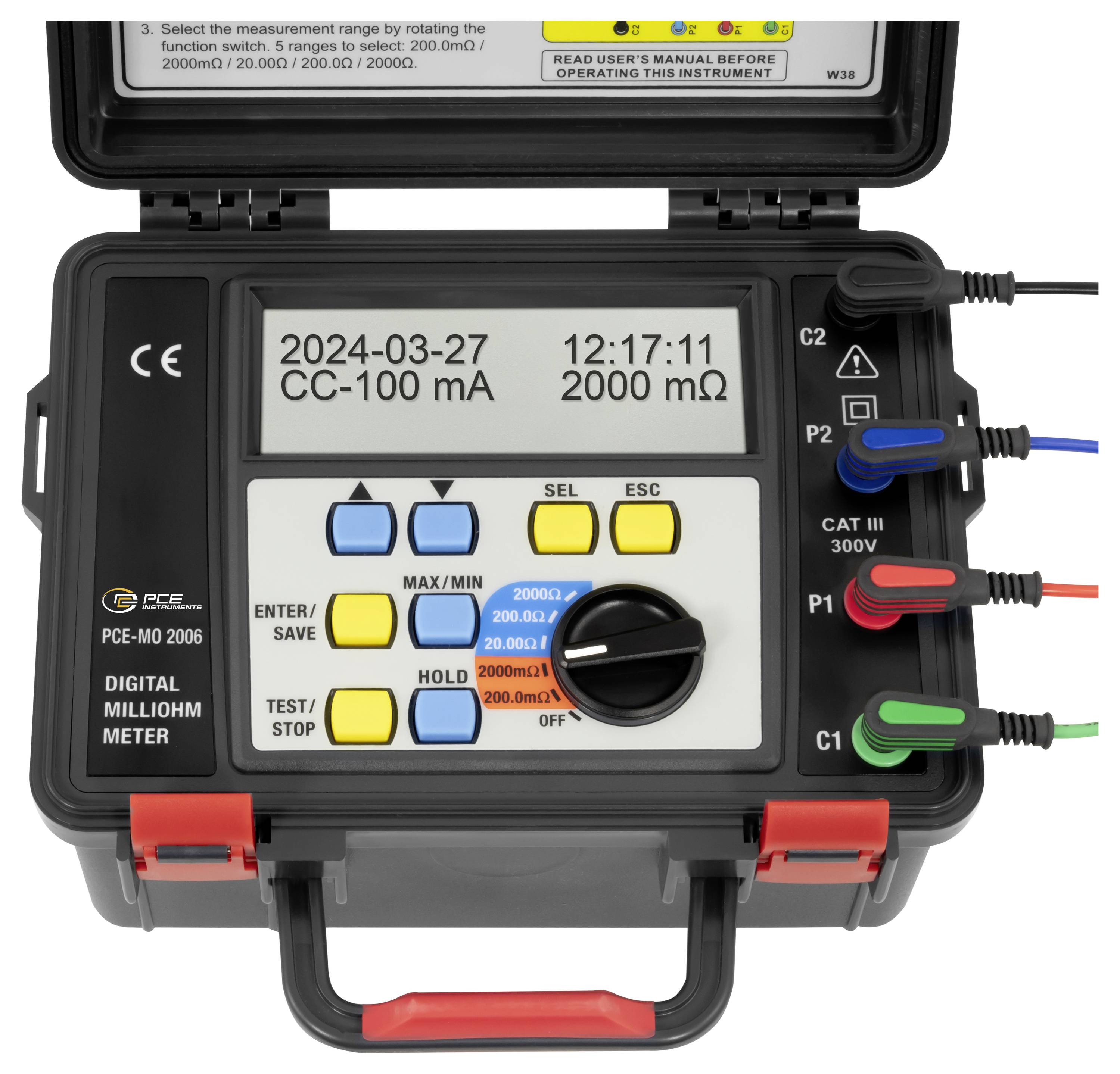 Tragbares digitales Milliohm-Messgerät mit LCD-Anzeige, die Datum, Uhrzeit, Teststrom 100 mA und Widerstand 2000 mΩ anzeigt; farbcodierte Messleitungen verbunden.