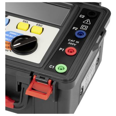 Nahaufnahme eines tragbaren elektrischen Prüfgeräts mit beschrifteten Eingangsbuchsen C1, P1, P2, C2 und einem Drehwahlschalter.