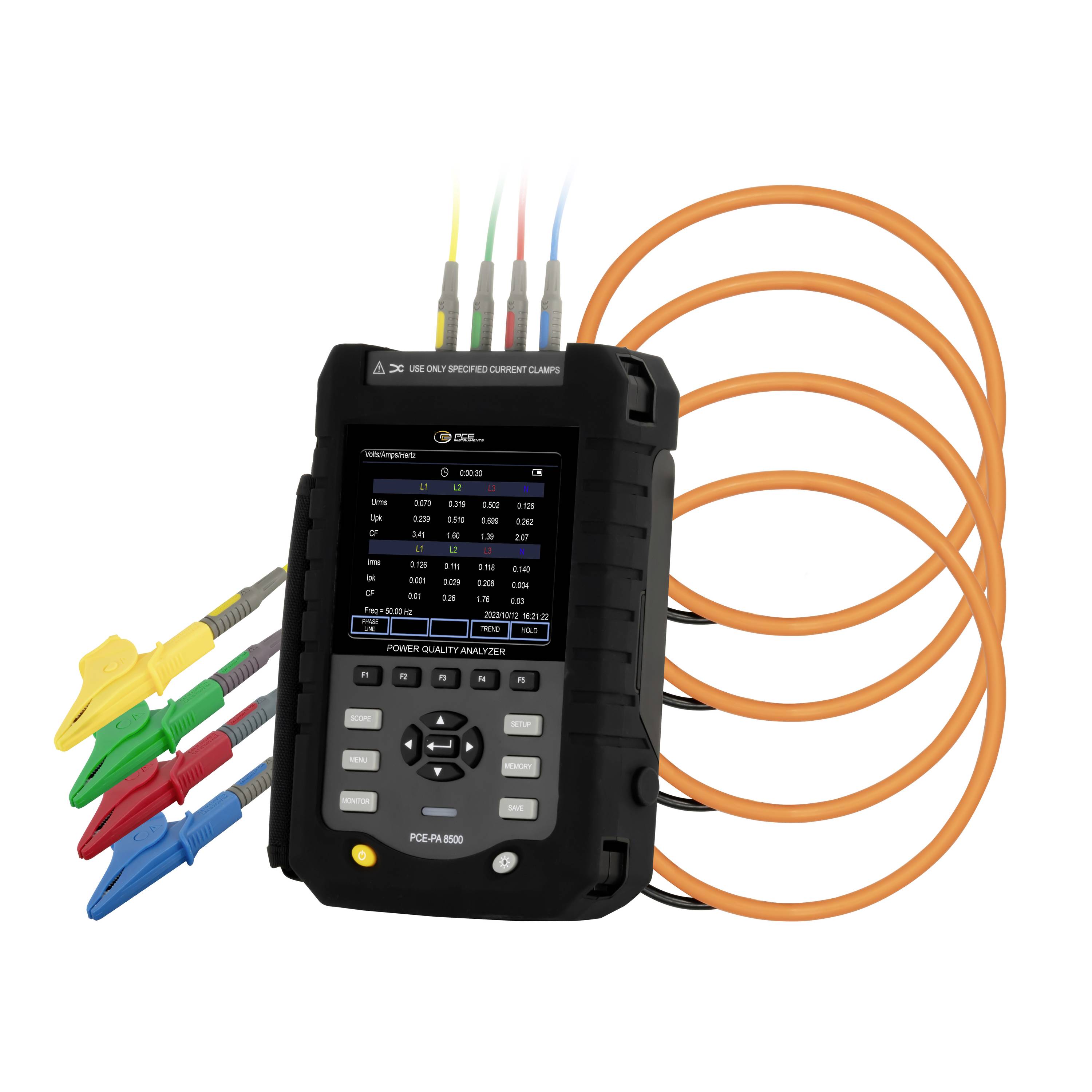 Tragbarer Stromqualitätsanalysator mit vier farbcodierten Zangenleitungen und orangefarbenen Kabeln, die zur elektrischen Messung angeschlossen sind.