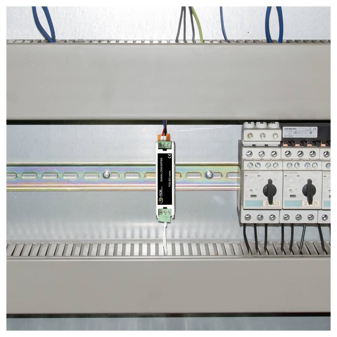 Elektrik-Schalttafel mit auf DIN-Schiene montierten Komponenten, einschließlich eines Zentralmoduls und Leitungsschutzschalter auf der rechten Seite.